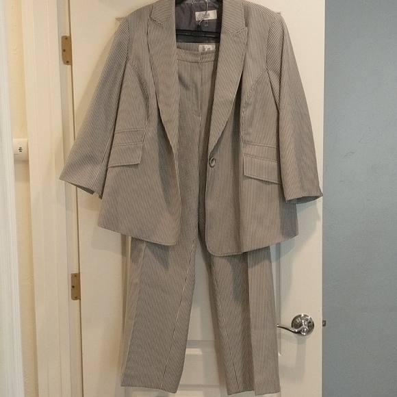Women's Suit - Picture 2 of 4